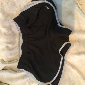 Nike workout shorts (L)